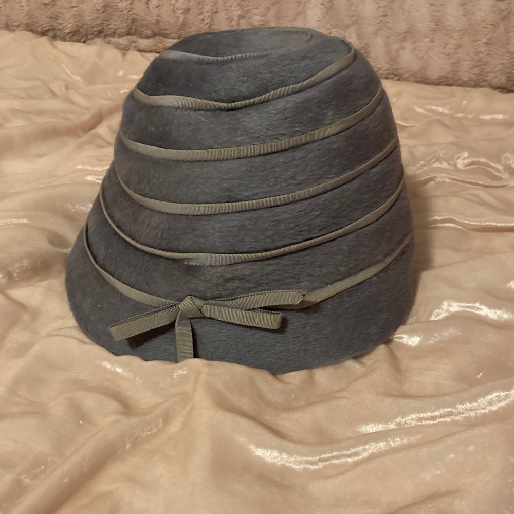 HOLIDAY SALE! PRICE DROP! 1960s does 20s Elsa Schiaparelli Cloche Hat